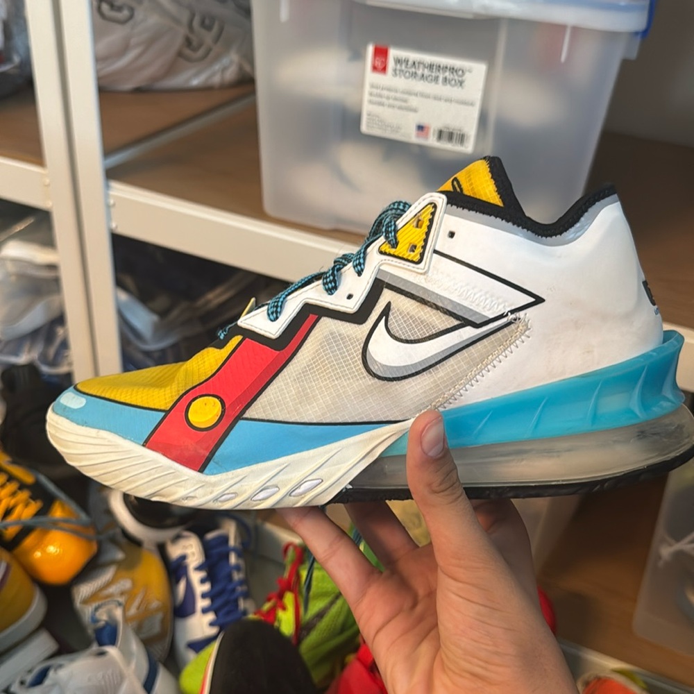 LeBron's Stewie griffin edition size 11